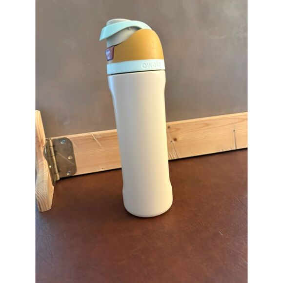 24 oz Stainless Steel Owala Water Bottle - Picture 2 of 8